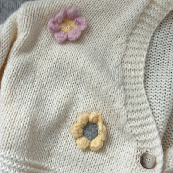 Beautiful Vine Tree sweater w flowers - Picture 3 of 8